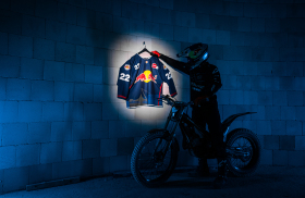 20220811 | Trikot-Release: Adrian Guggemos auf der Baustelle des SAP Gardens