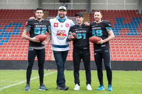 Touchdown! Blum und Parkes messen sich im American Football