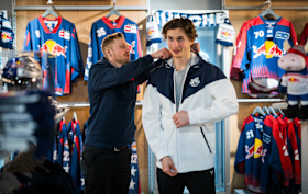 Besuchen Sie die Eishockey- und Basketball-Fanstores Besuchen Sie die Eishockey- und Basketball-Fanstores