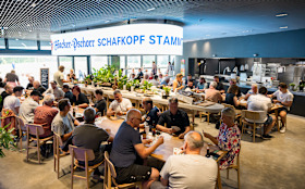 Glücklicher Wiesntisch-Gewinner beim Hacker-Pschorr Schafkopf-Stammtisch Glücklicher Wiesntisch-Gewinner beim Hacker-Pschorr Schafkopf-Stammtisch