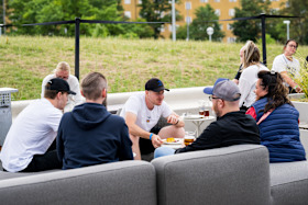 Sonne, leckeres Essen und reger Austausch: So lief das BBQ mit Fans und Manns...