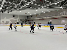 „Ein tolles Erlebnis“: Trainingsbesuch aus der Red Bull Eishockey Akademie