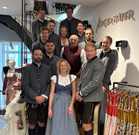 Von der City auf die Wiesn: Red Bulls voll eingekleidet