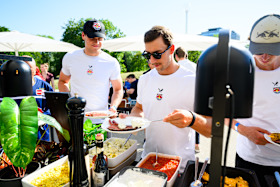 Bei bestem Wetter: Get together beim BBQ stimmt auf die neue Saison ein