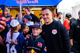 VIDEO: Spitzeneishockey und Festzelt-Party beim Red Bulls Salute 2026