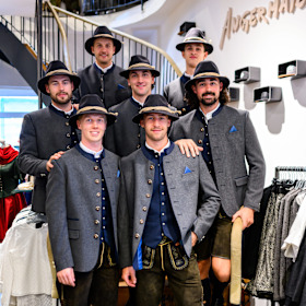 Fesch schaut's aus, Buam! Neuzugänge bekommen ihre Angermaier-Tracht Fesch schaut's aus, Buam! Neuzugänge bekommen ihre Angermaier-Tracht