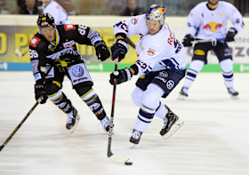 Bild Patrick Hager 1. Spiel gegen Krefeld Bild Patrick Hager 1. Spiel gegen Krefeld