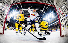 Hager crasht die Party, Oswald öffnet die Ketchupflasche: Red Bulls auswärts DEL-Spitze Hager crasht die Party, Oswald öffnet die Ketchupflasche: Red Bulls auswärts ...