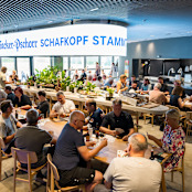 Glücklicher Wiesntisch-Gewinner beim Hacker-Pschorr Schafkopf-Stammtisch
