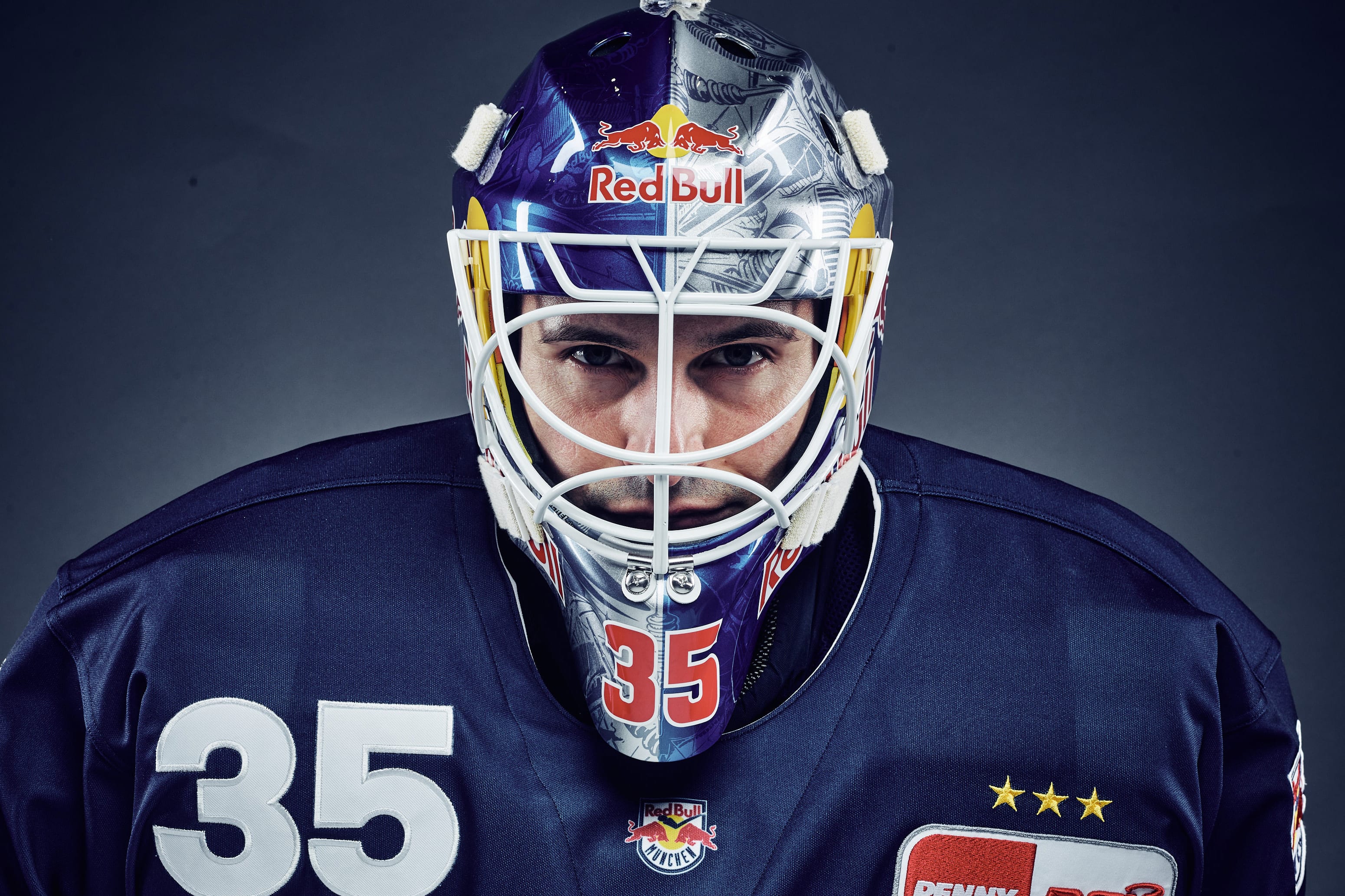 Munich, Germany. 26th Sep, 2017. The Red Bull logo on a Munich player's  helmet during the DEL ice hockey match between EHC Red Bull Munich and  Koelner Haie (Cologne Sharks) in Munich
